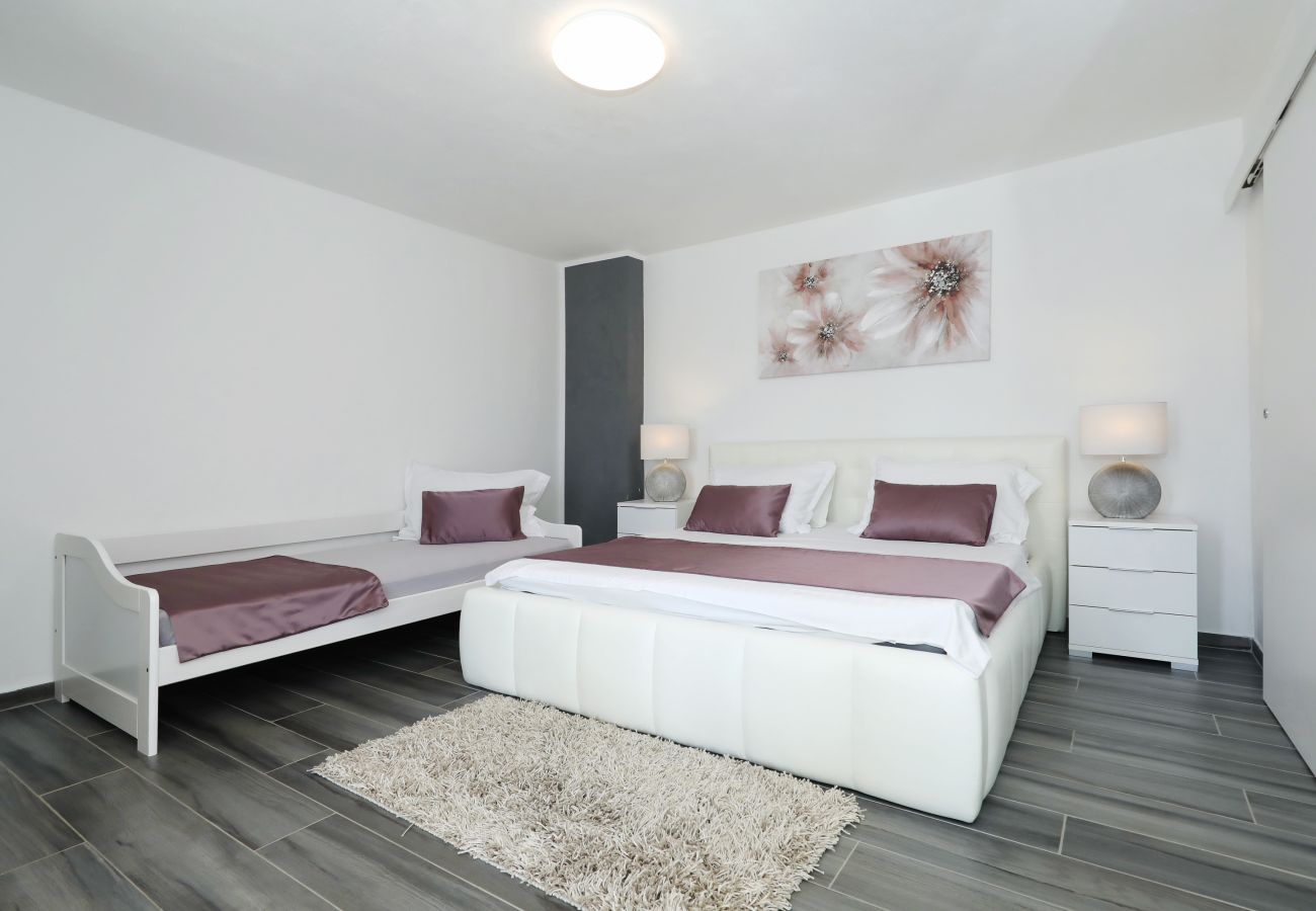 Apartment in Rovanjska - Apartment Marina No.1 with Sea View