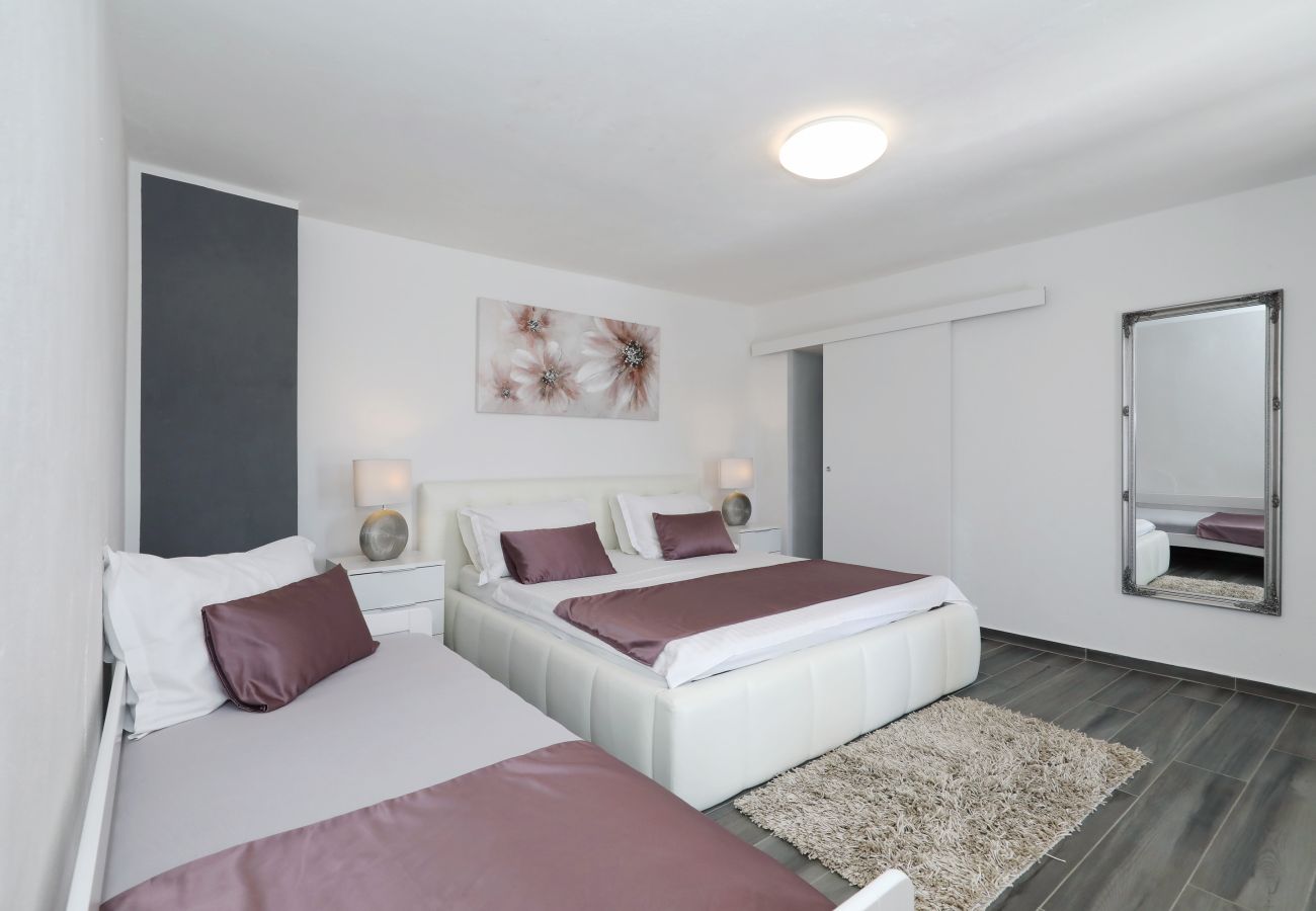 Apartment in Rovanjska - Apartment Marina No.1 with Sea View