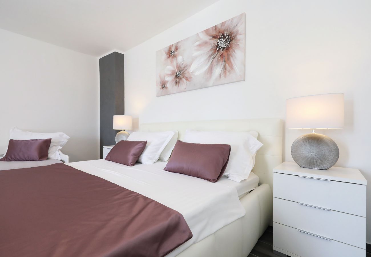 Apartment in Rovanjska - Apartment Marina No.1 with Sea View