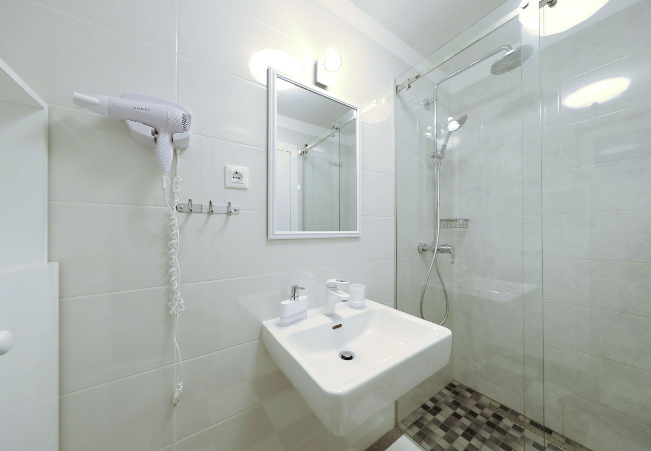 Villa in Sveti Filip i Jakov - Villa Azuro with Heated Pool