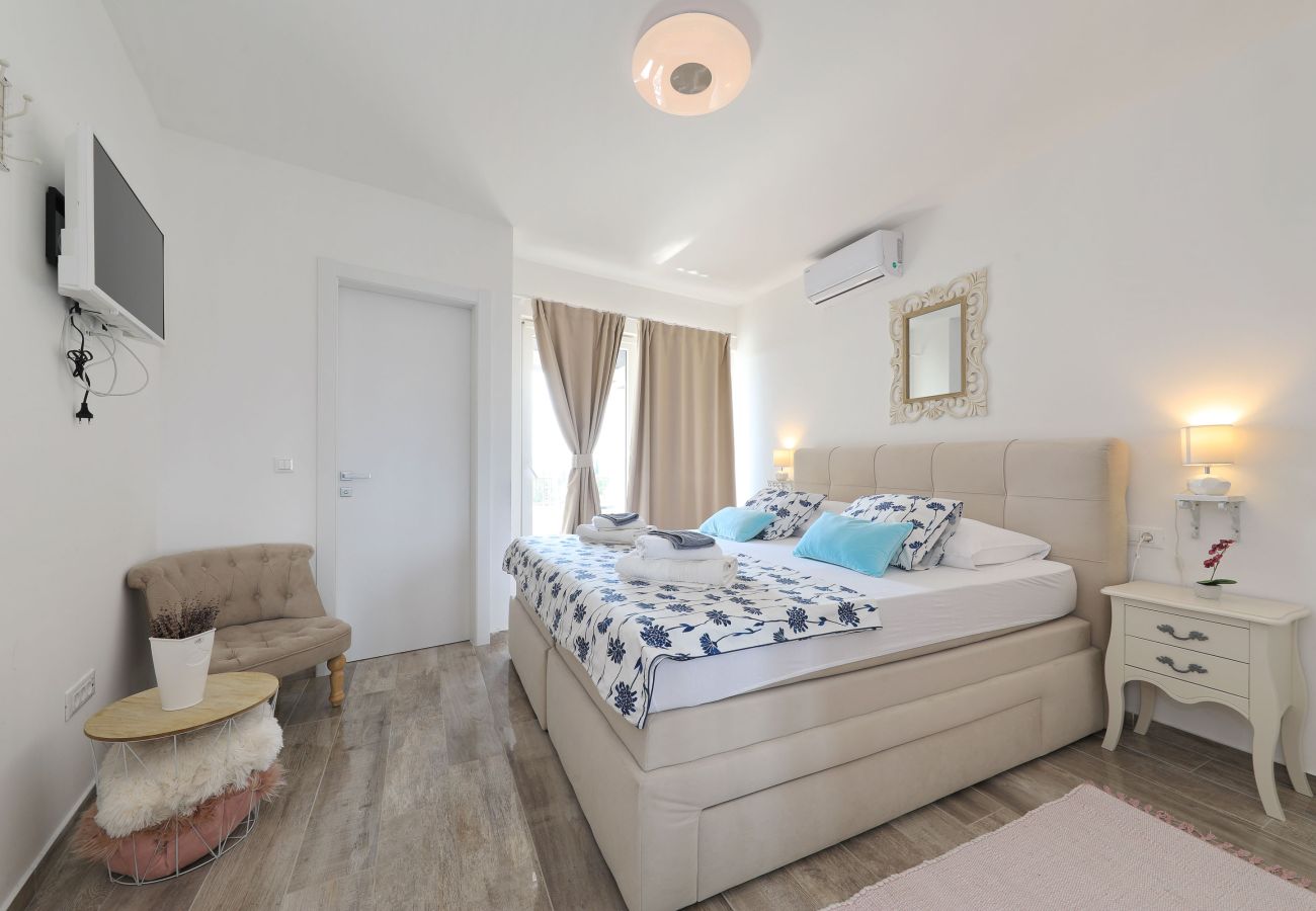 Villa in Sveti Filip i Jakov - Villa Azuro with Heated Pool
