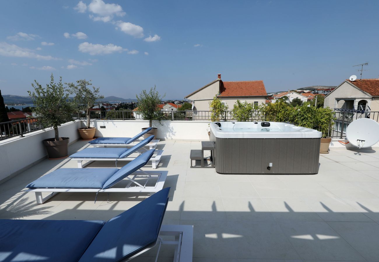 Villa in Sveti Filip i Jakov - Villa Azuro with Heated Pool
