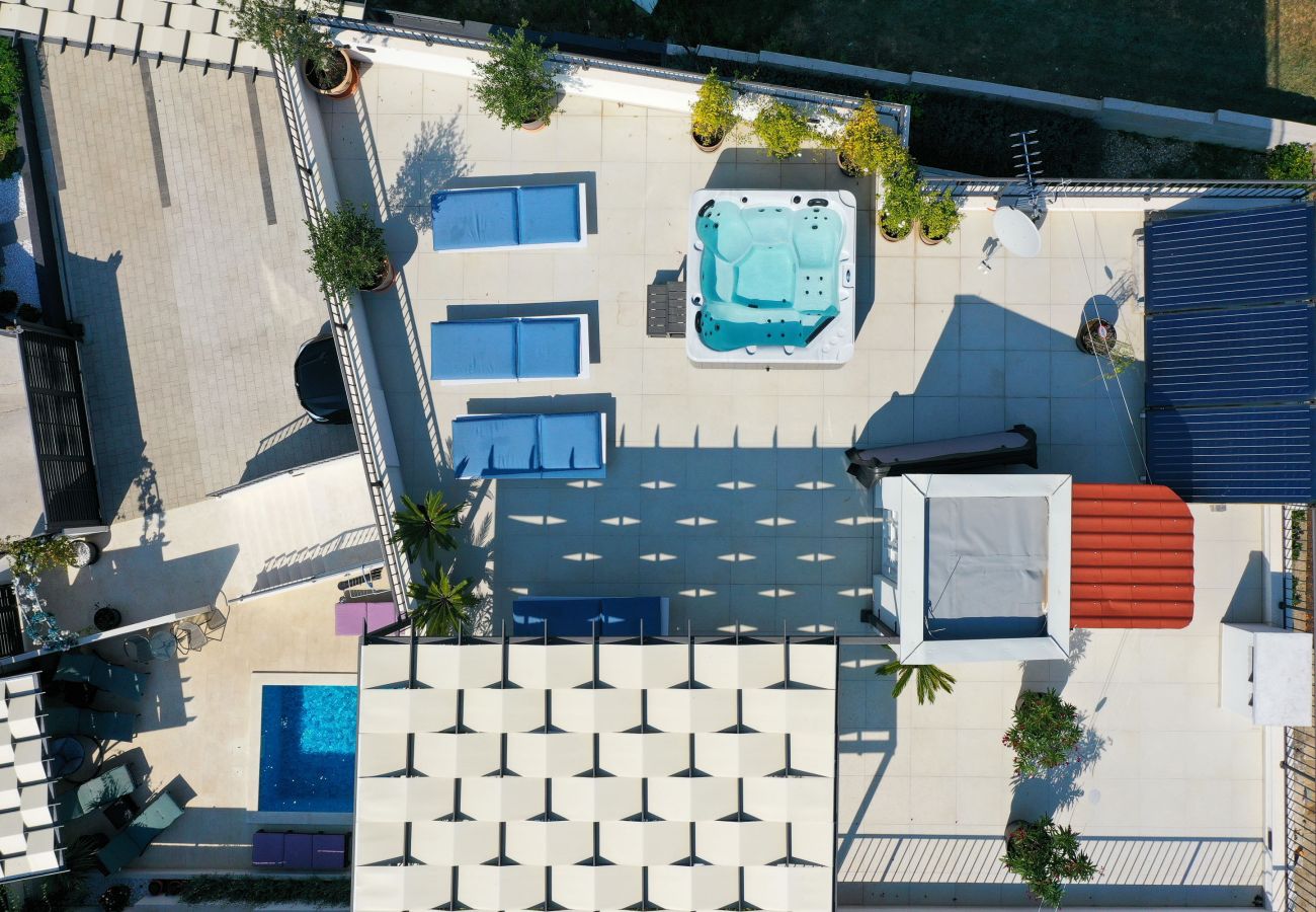 Villa in Sveti Filip i Jakov - Villa Azuro with Heated Pool