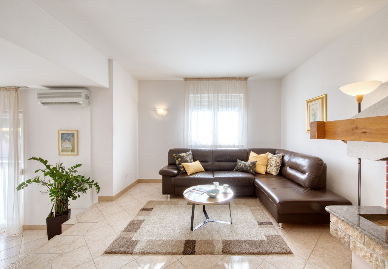Apartment in Zadar - Apartment Keko with Barbecue Terrace
