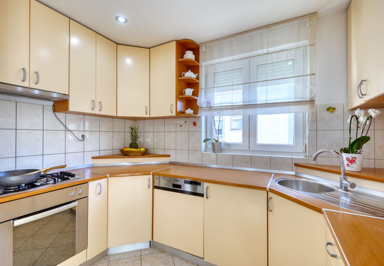 Apartment in Zadar - Apartment Keko with Barbecue Terrace