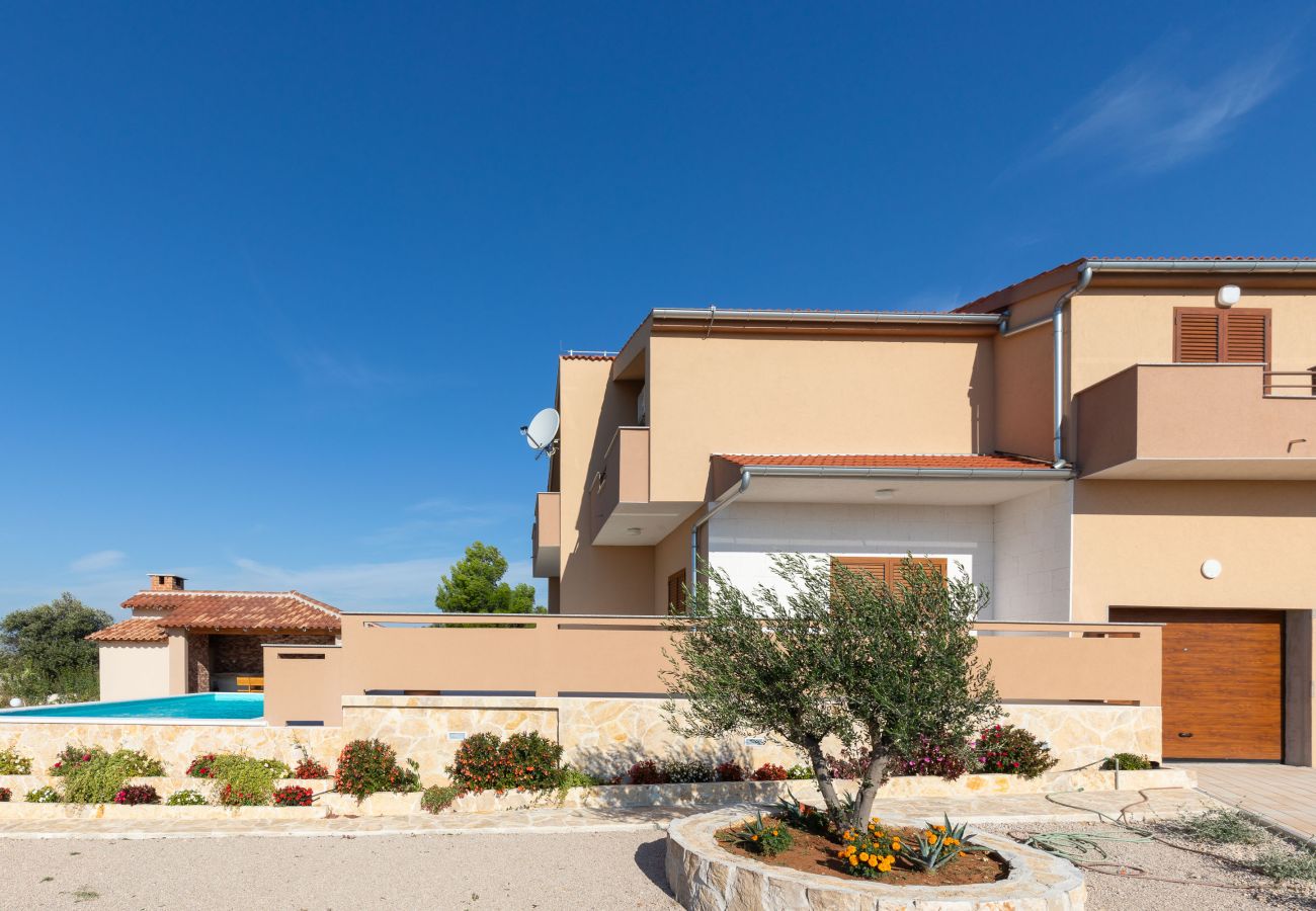 House in Kakma - Holiday Home Vana with Pool