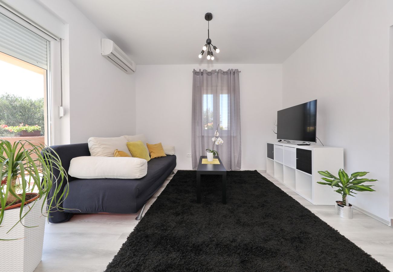 Apartment in Zadar - Apartment Jerbic next to Višnjik Sports Center