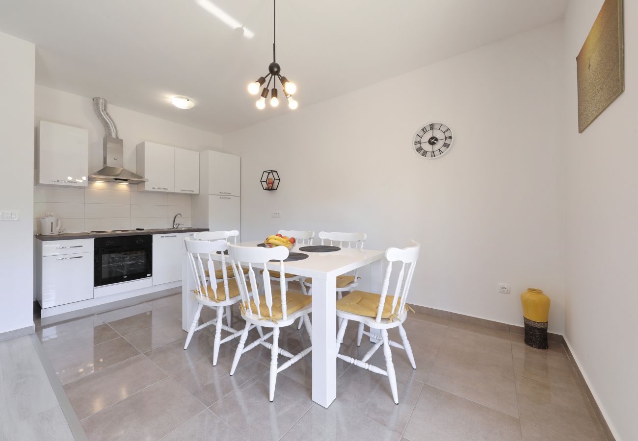 Apartment in Zadar - Apartment Jerbic next to Višnjik Sports Center