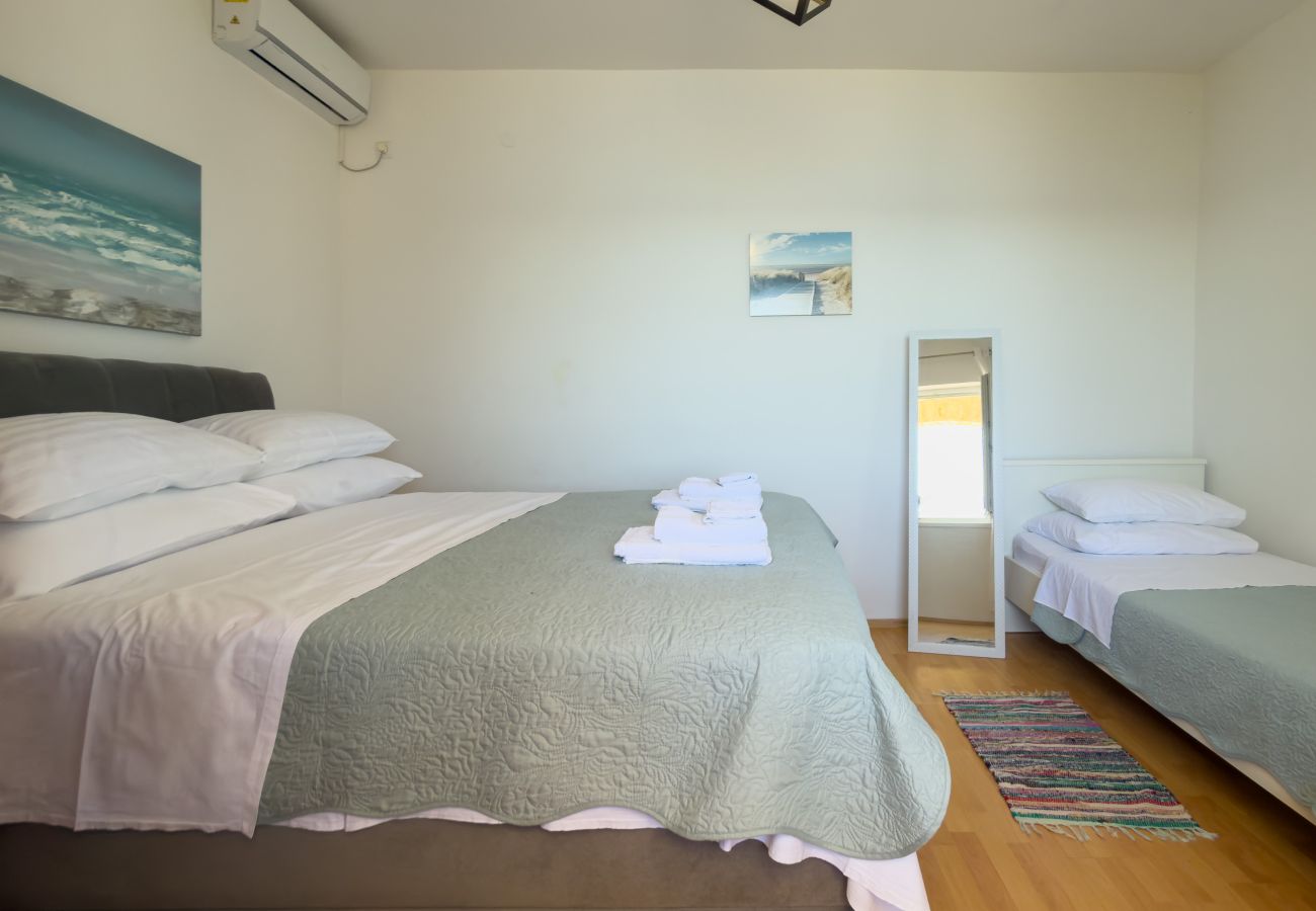Apartment in Maslenica - Apartment Laura 3 by the Sea