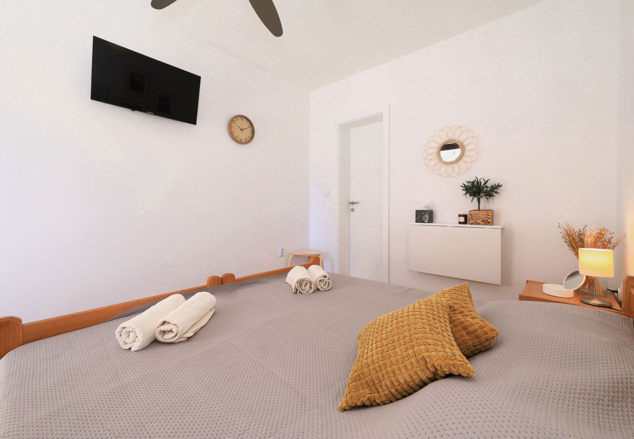 Rent by room in Starigrad - Room Hibis 2 near the Beach