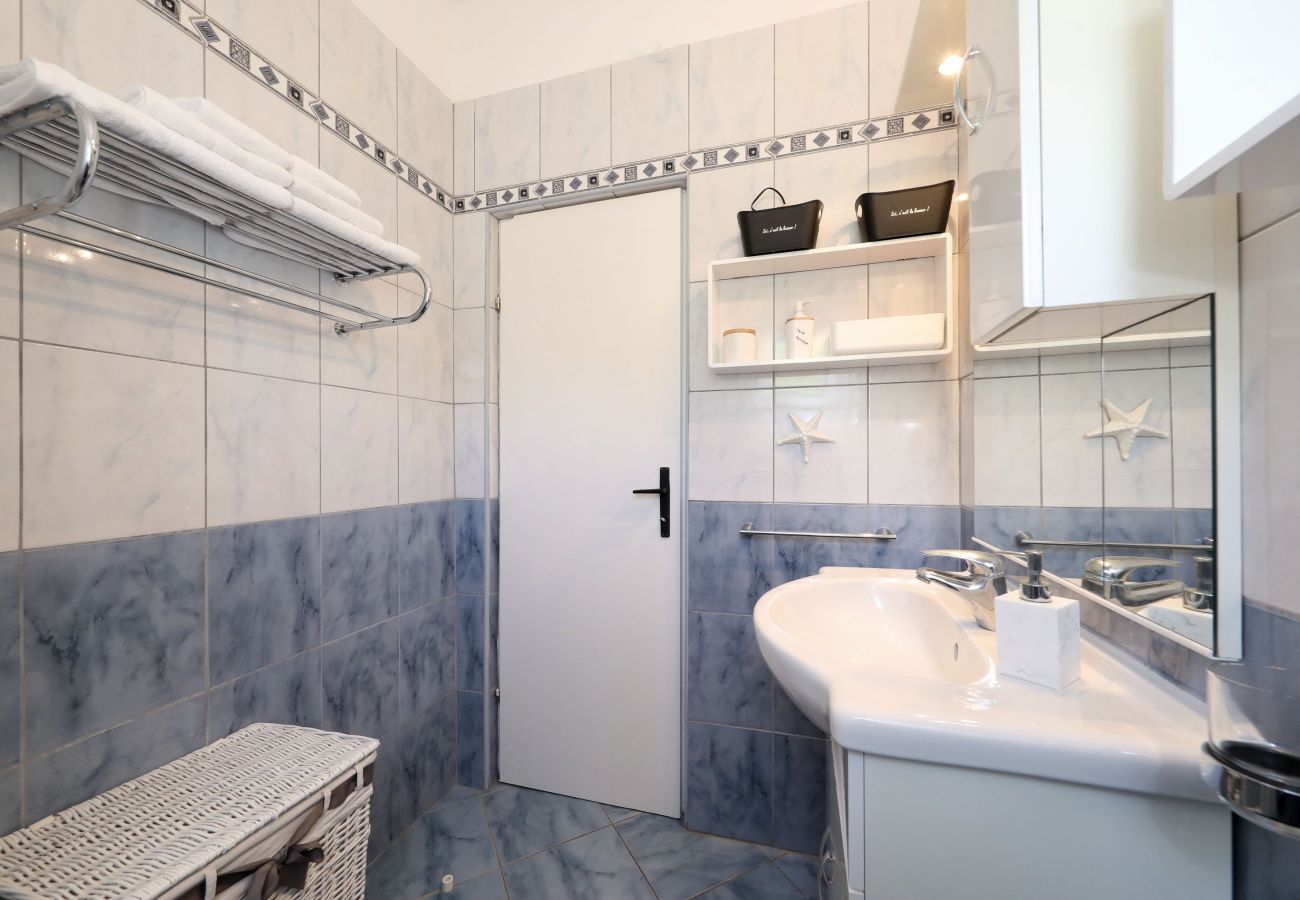 Apartment in Maslenica - Apartment Laura 1 by the Sea