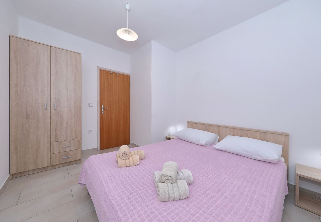 House in Vrsi - Holiday Home Eda with Pool