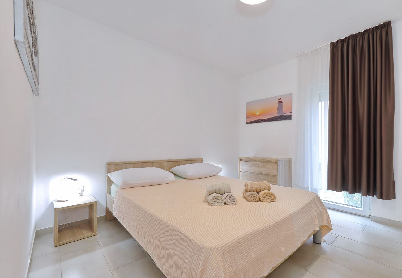 House in Vrsi - Holiday Home Eda with Pool