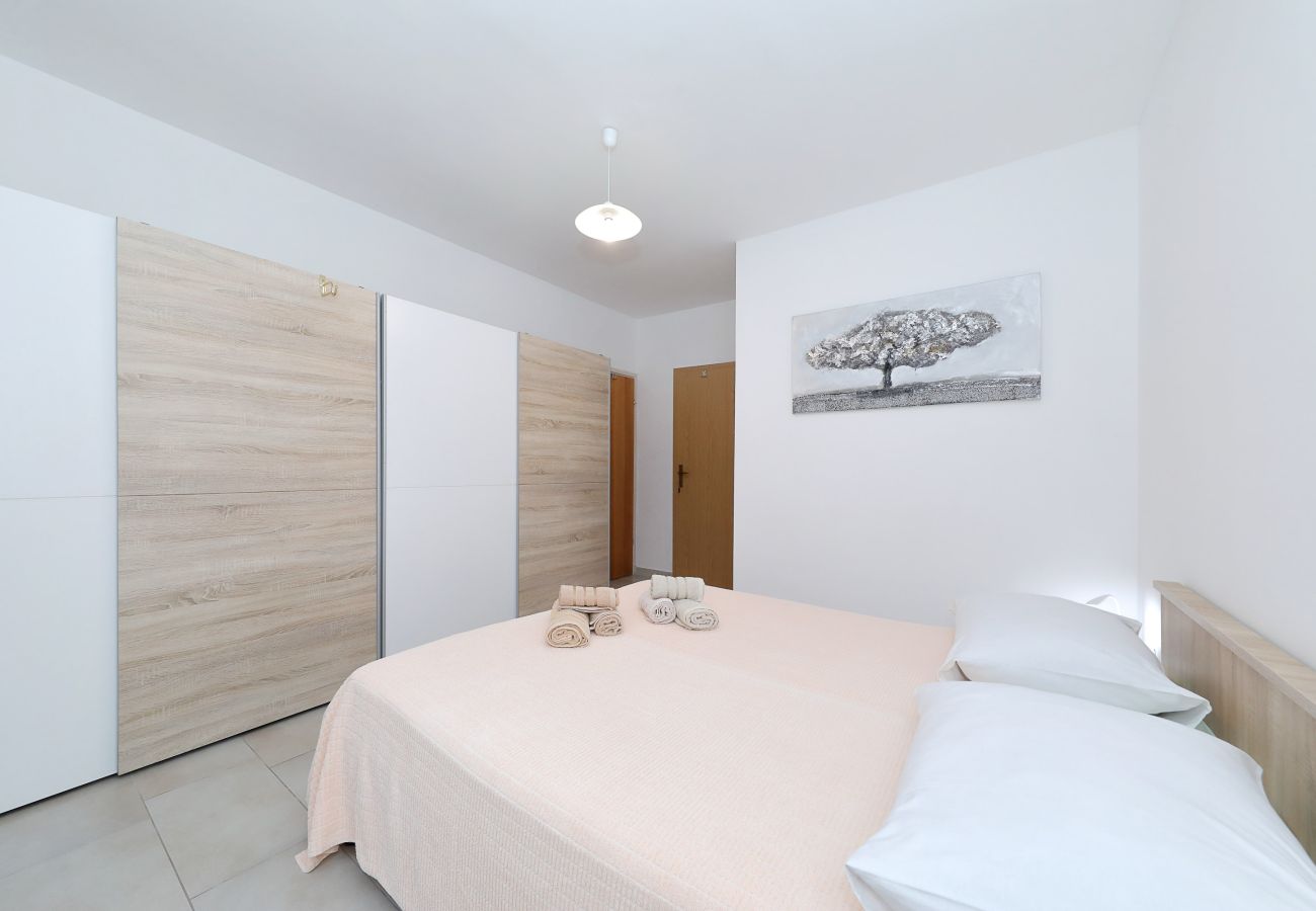 House in Vrsi - Holiday Home Eda with Pool