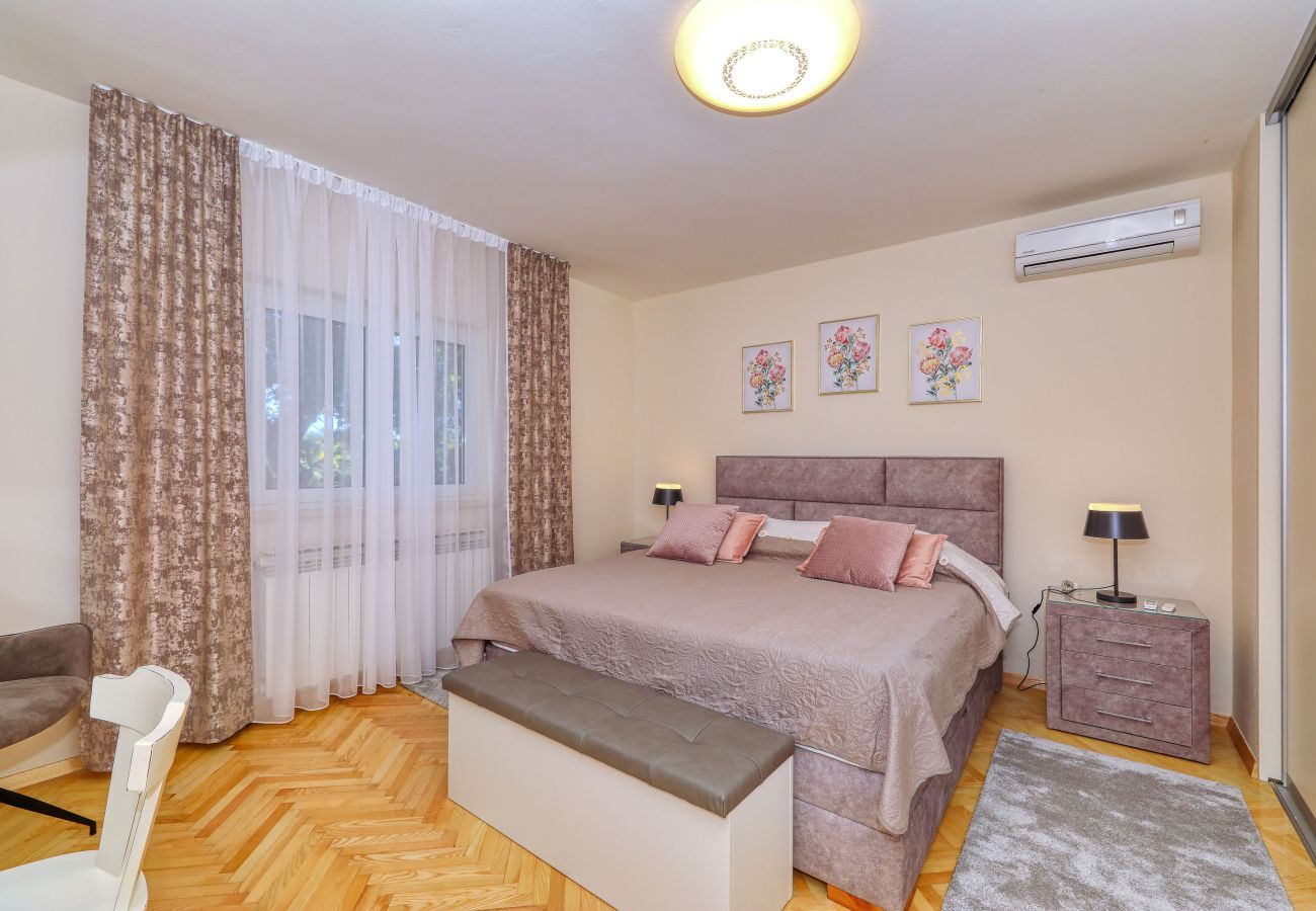 House in Ljubac - Holiday House Rose directly by the sea