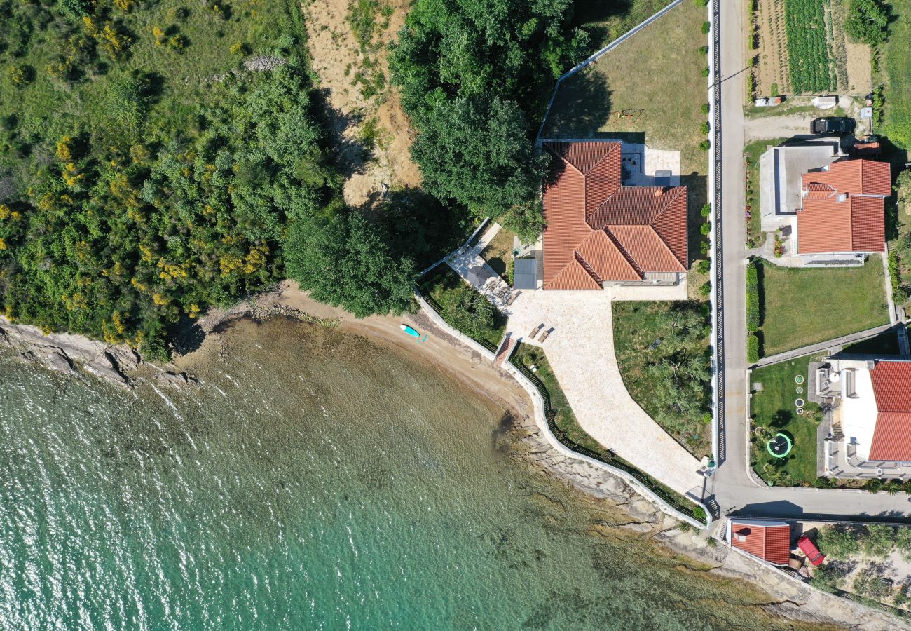 House in Ljubac - Holiday House Rose directly by the sea