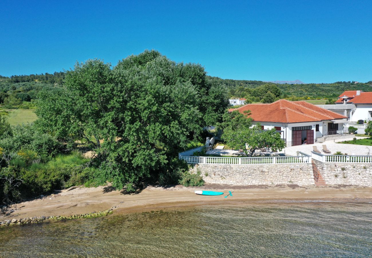 House in Ljubac - Holiday House Rose directly by the sea