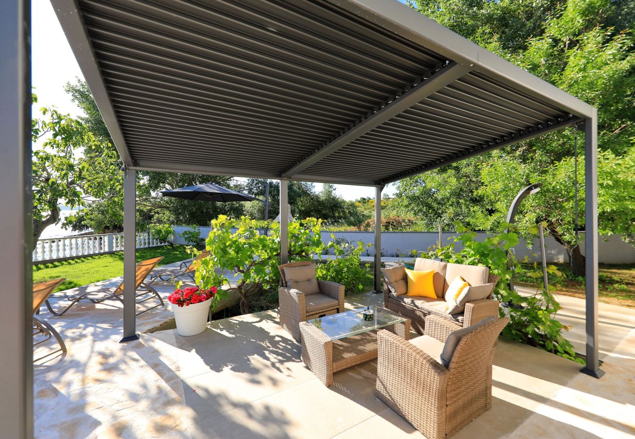 House in Ljubac - Holiday House Rose directly by the sea