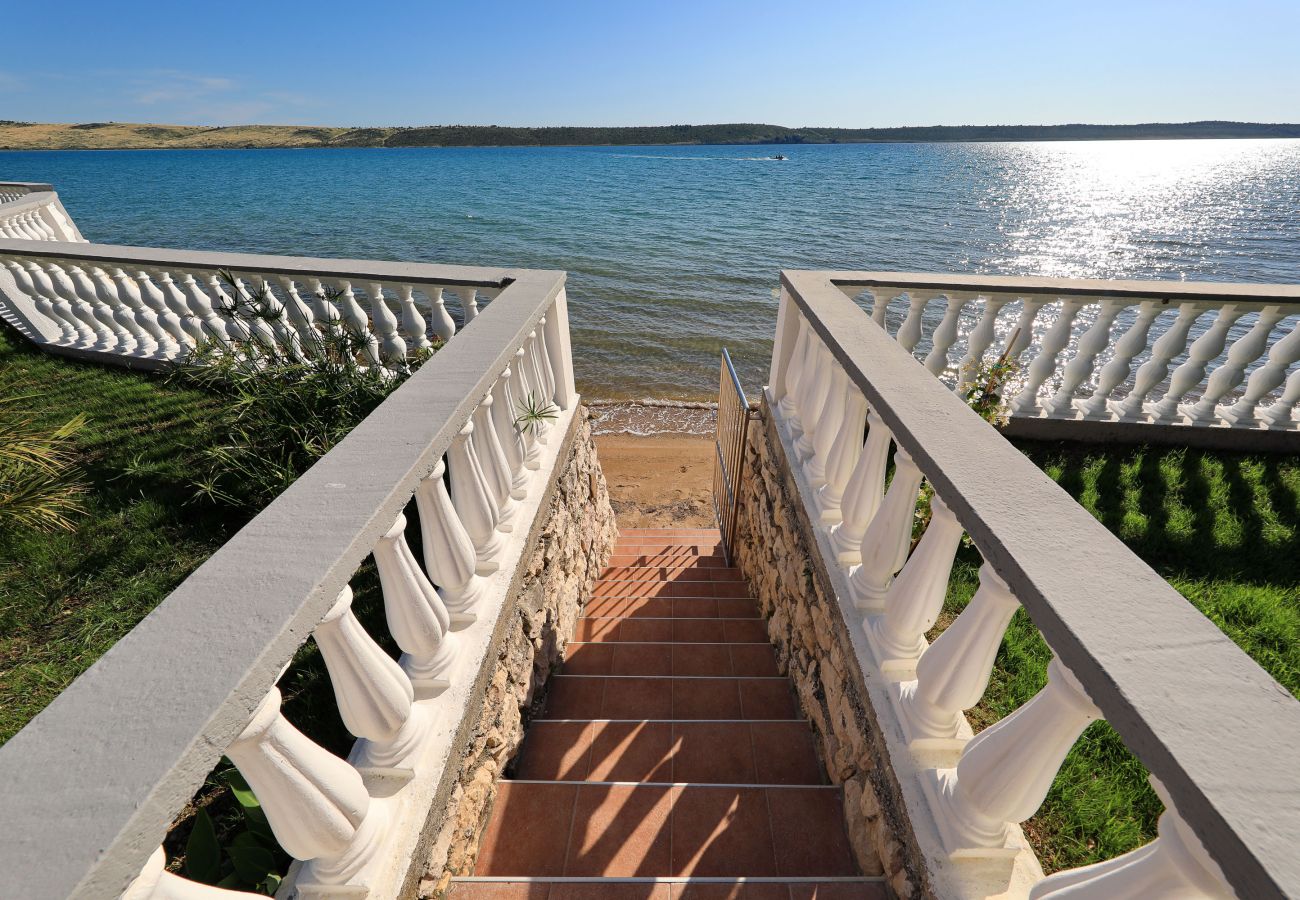 House in Ljubac - Holiday House Rose directly by the sea