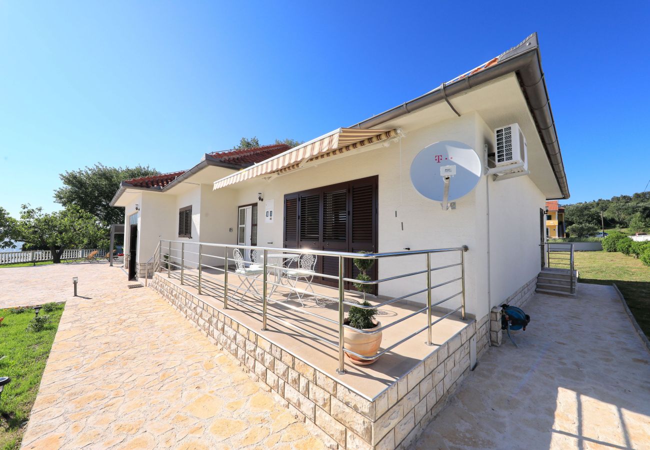House in Ljubac - Holiday House Rose directly by the sea