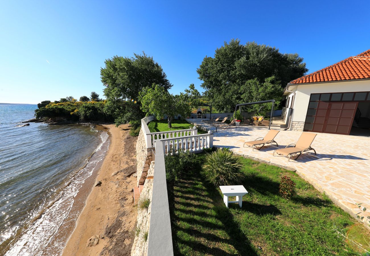 House in Ljubac - Holiday House Rose directly by the sea