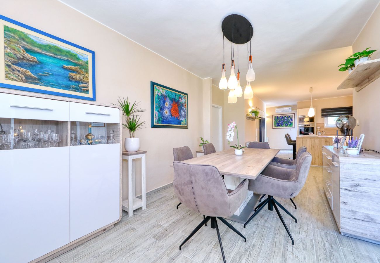 House in Ljubac - Holiday House Rose directly by the sea
