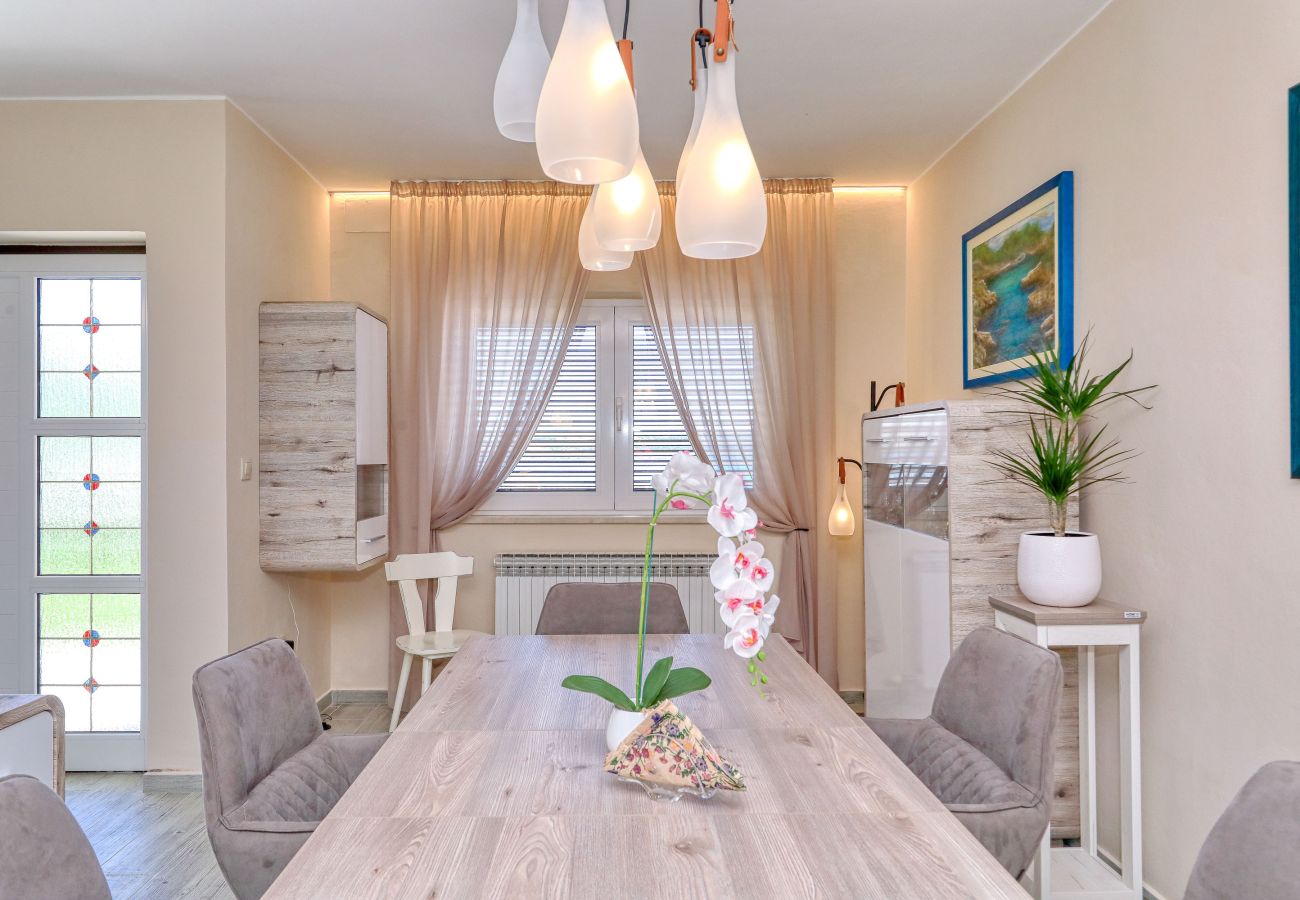 House in Ljubac - Holiday House Rose directly by the sea