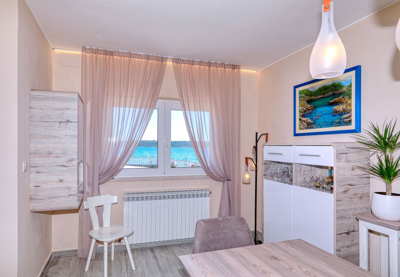 House in Ljubac - Holiday House Rose directly by the sea