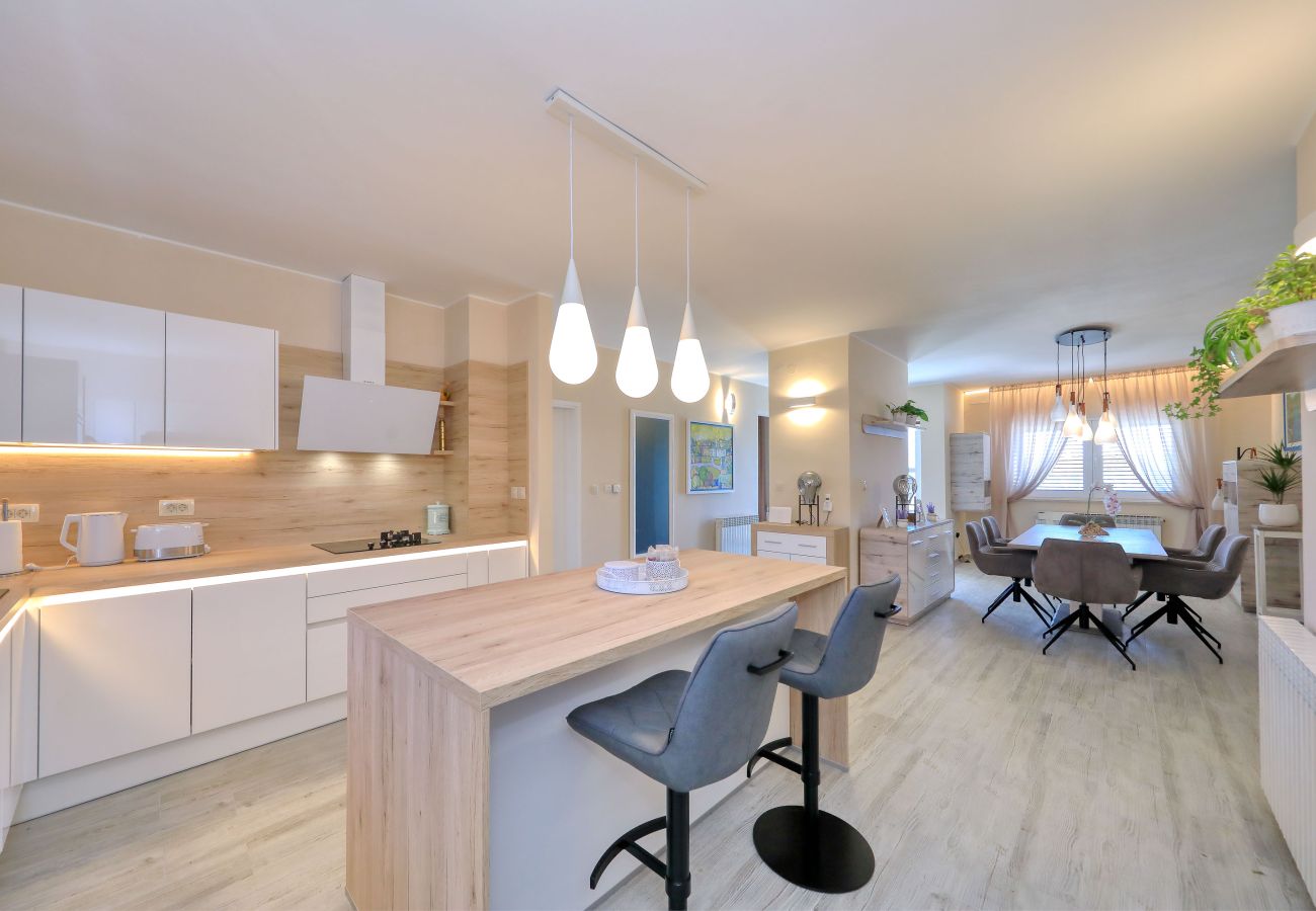 House in Ljubac - Holiday House Rose directly by the sea