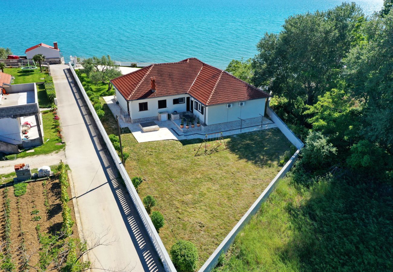 House in Ljubac - Holiday House Rose directly by the sea