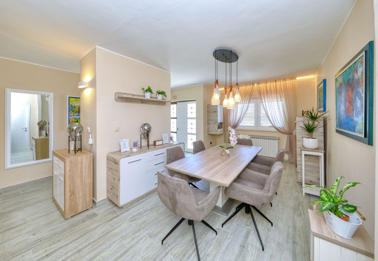 House in Ljubac - Holiday House Rose directly by the sea