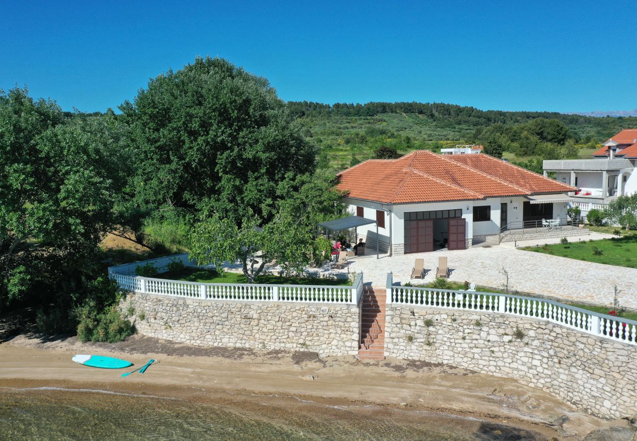 House in Ljubac - Holiday House Rose directly by the sea