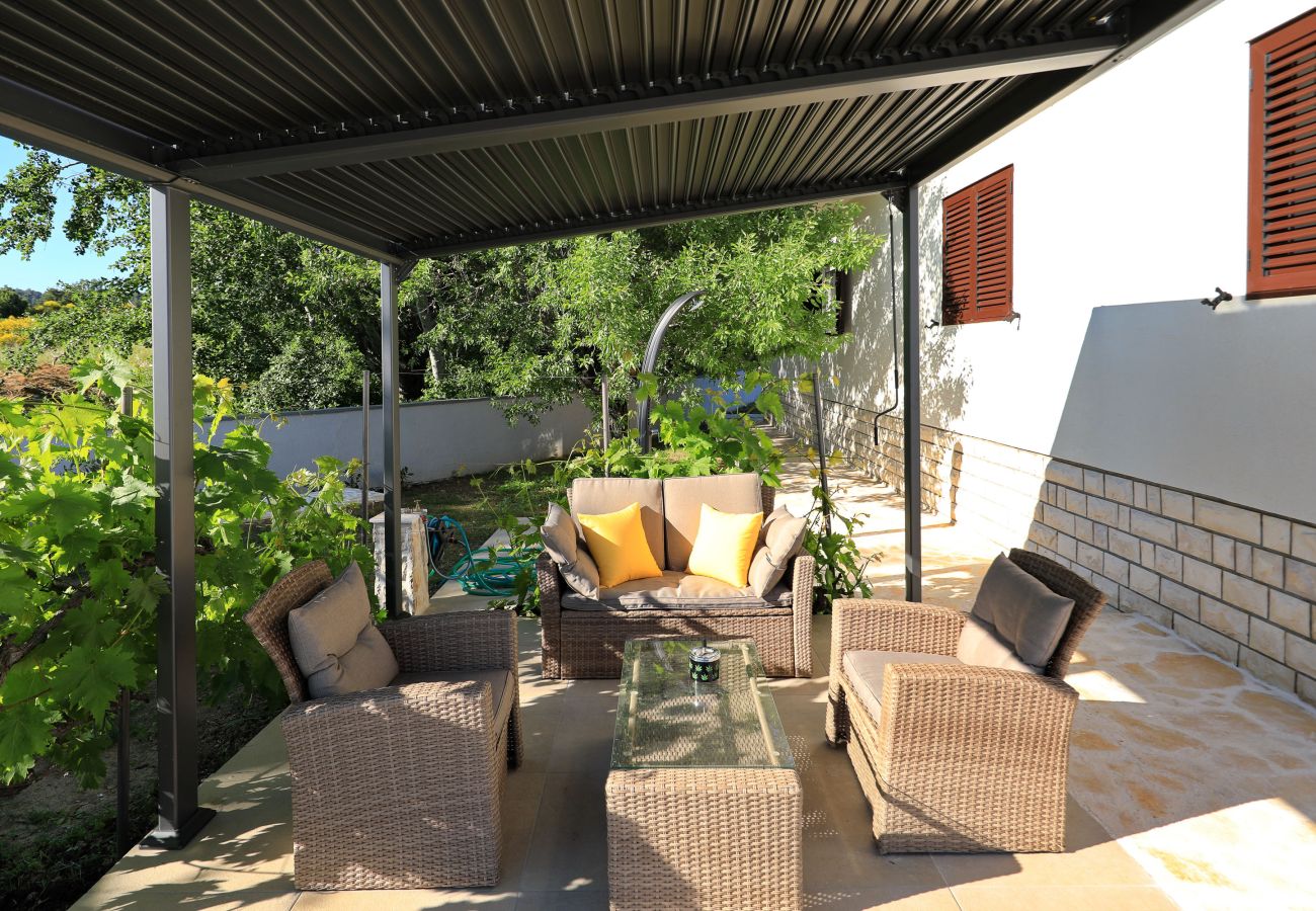 House in Ljubac - Holiday House Rose directly by the sea