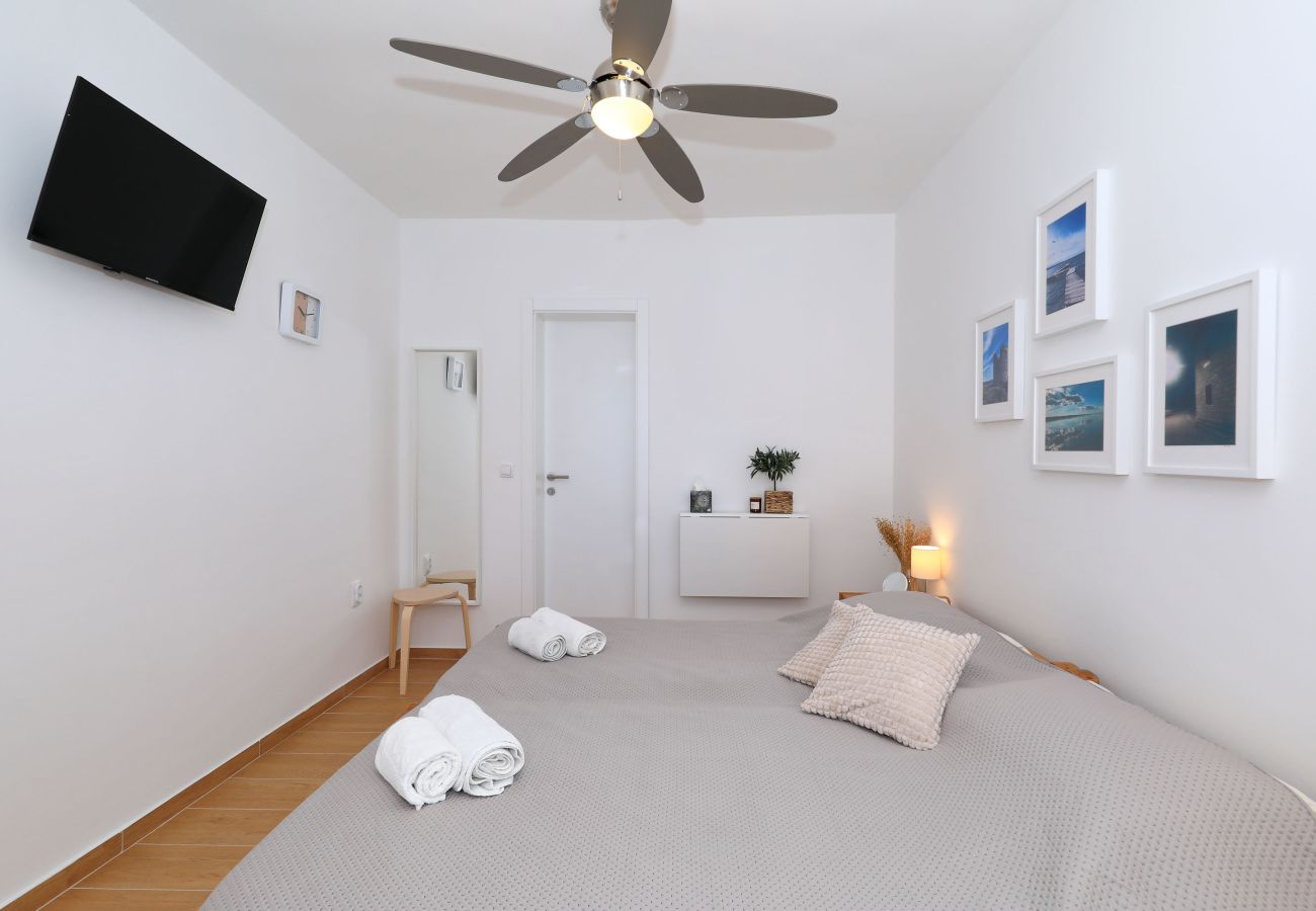Rent by room in Starigrad -  Room Hibis 3 near the Beach
