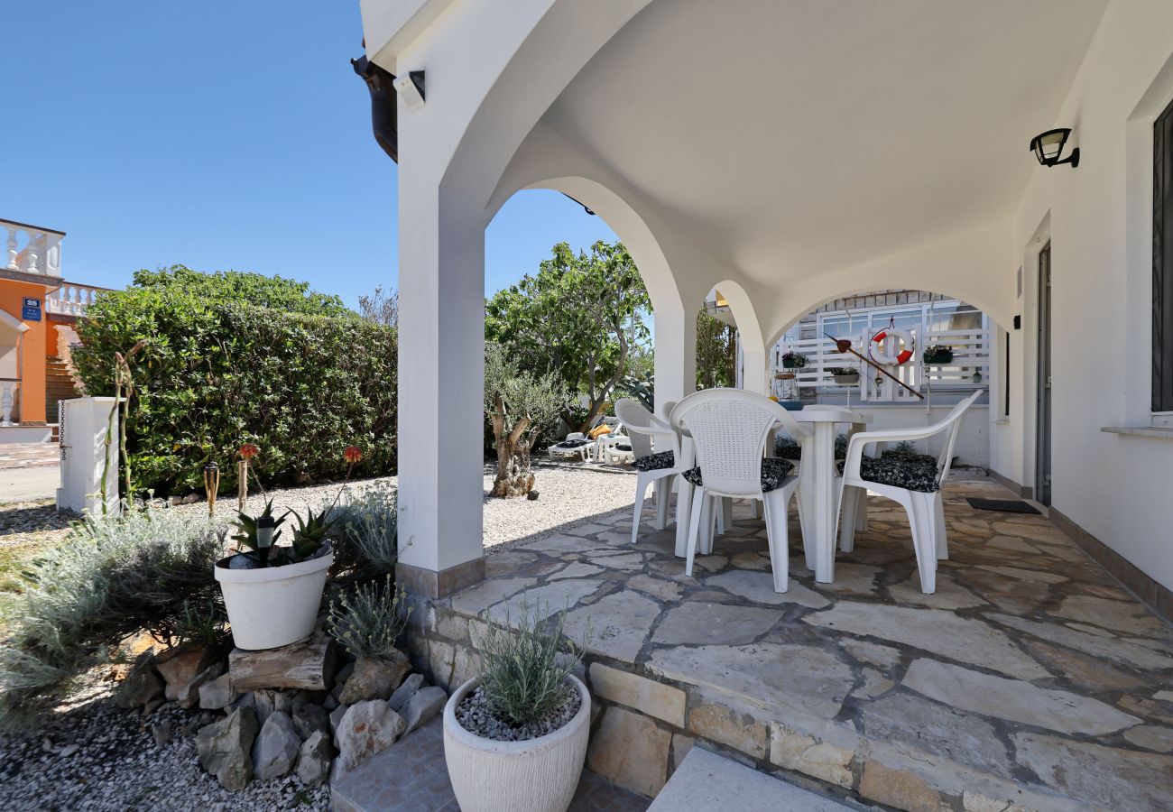 House in Vir -  Holiday Home Malo Fali near the Beach on Vir