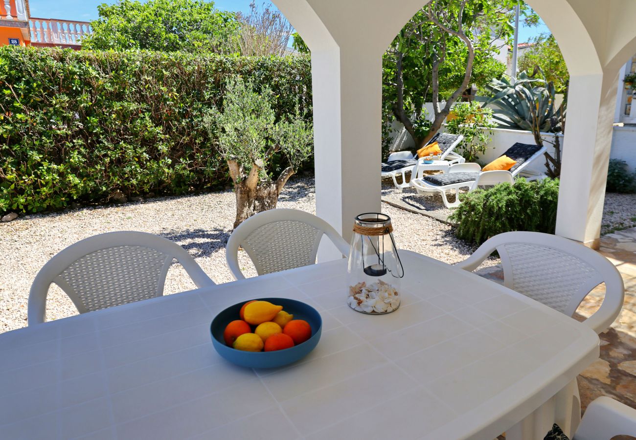 House in Vir -  Holiday Home Malo Fali near the Beach on Vir