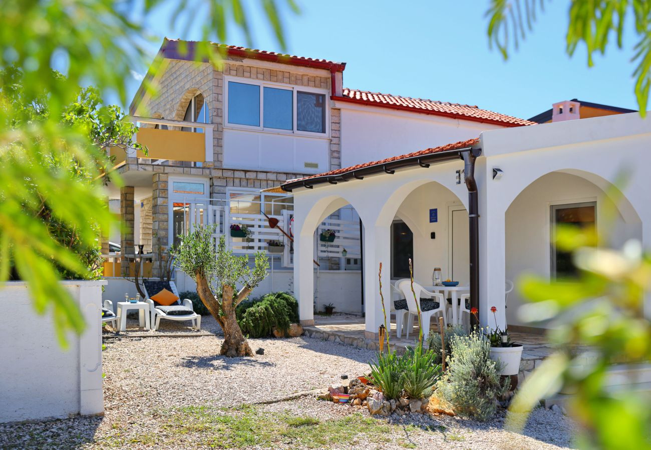 House in Vir -  Holiday Home Malo Fali near the Beach on Vir