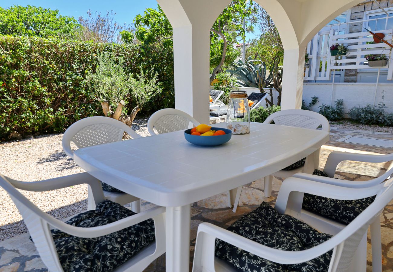 House in Vir -  Holiday Home Malo Fali near the Beach on Vir