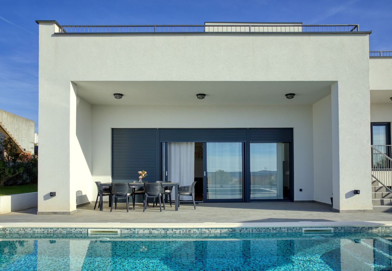 Villa in Maslenica - Villa Flokica with Heated Pool