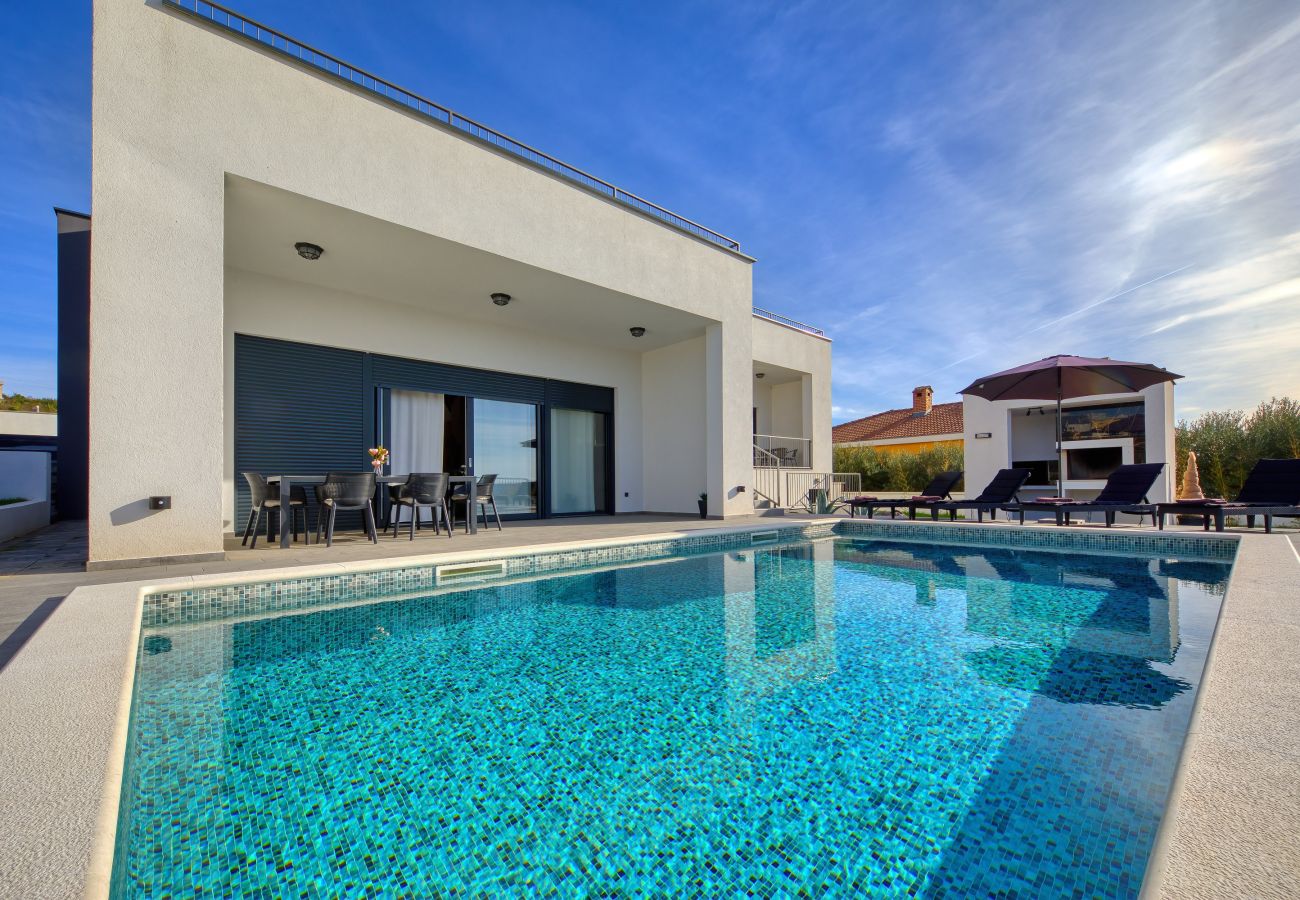 Villa in Maslenica - Villa Flokica with Heated Pool