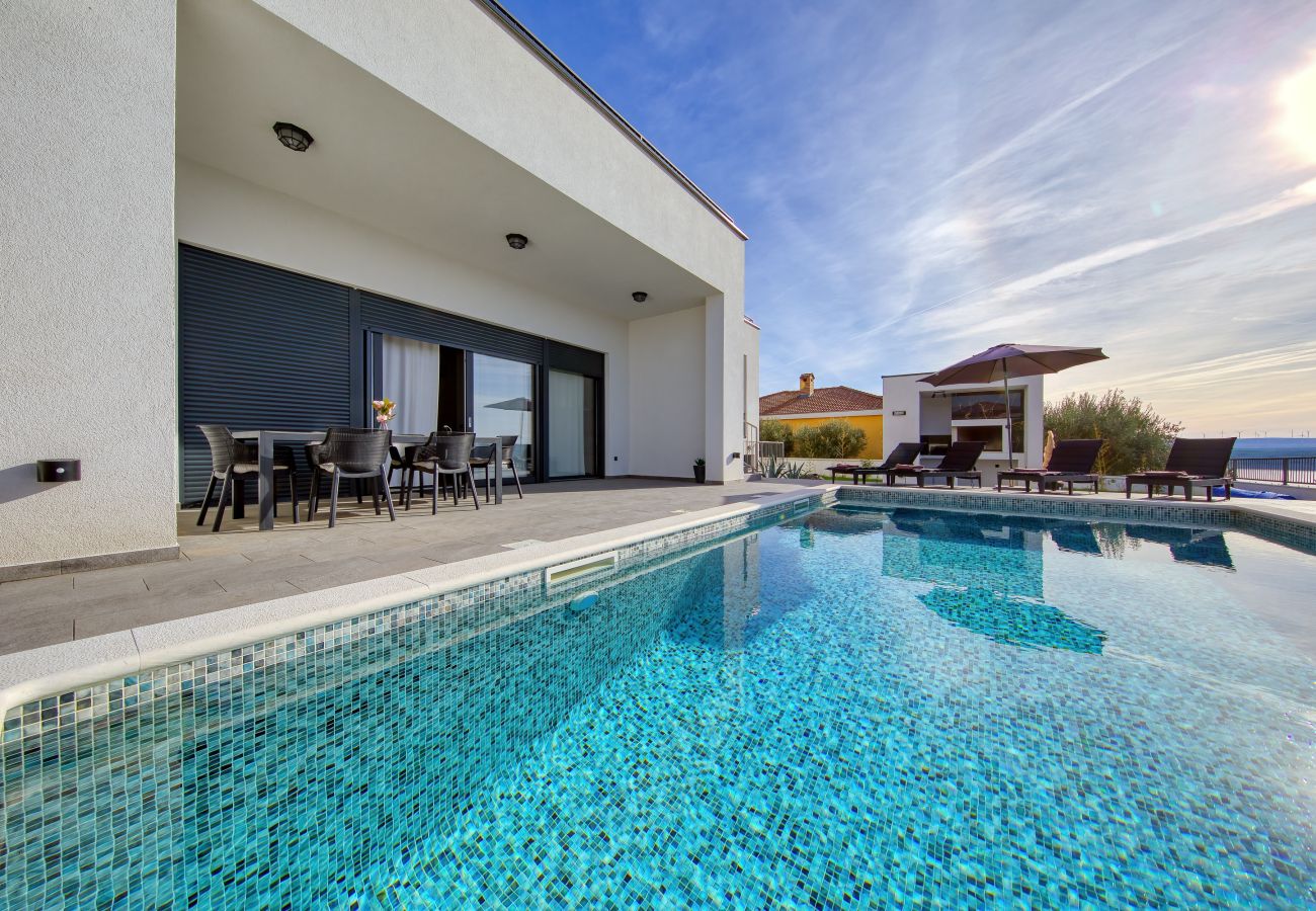 Villa in Maslenica - Villa Flokica with Heated Pool