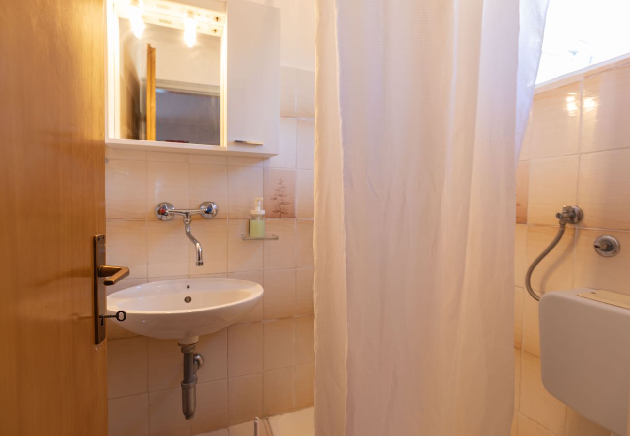 Rent by room in Starigrad - Room Tinka No.9 near the beach
