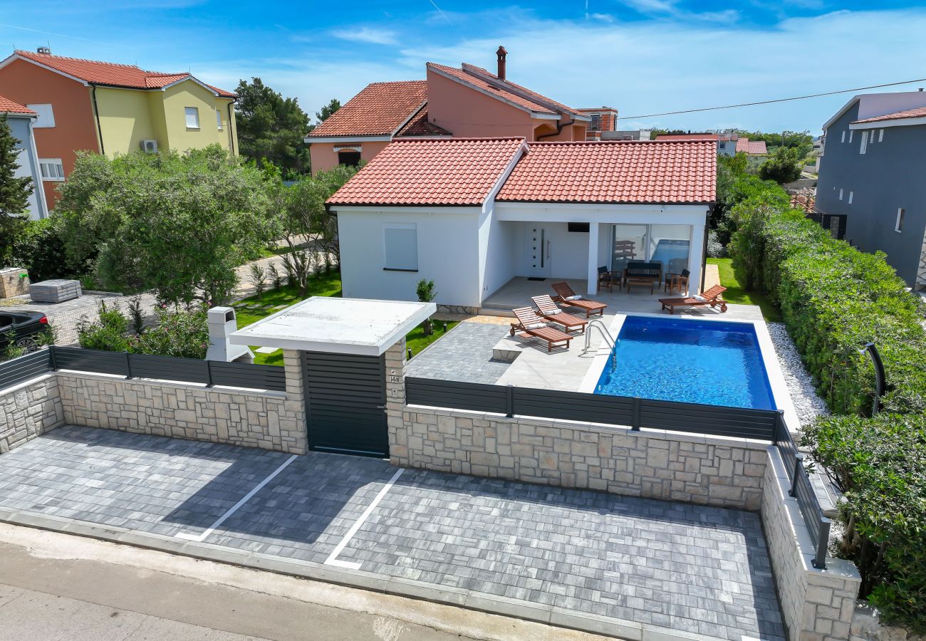 House in Vir - Holiday Home Jandro with Pool