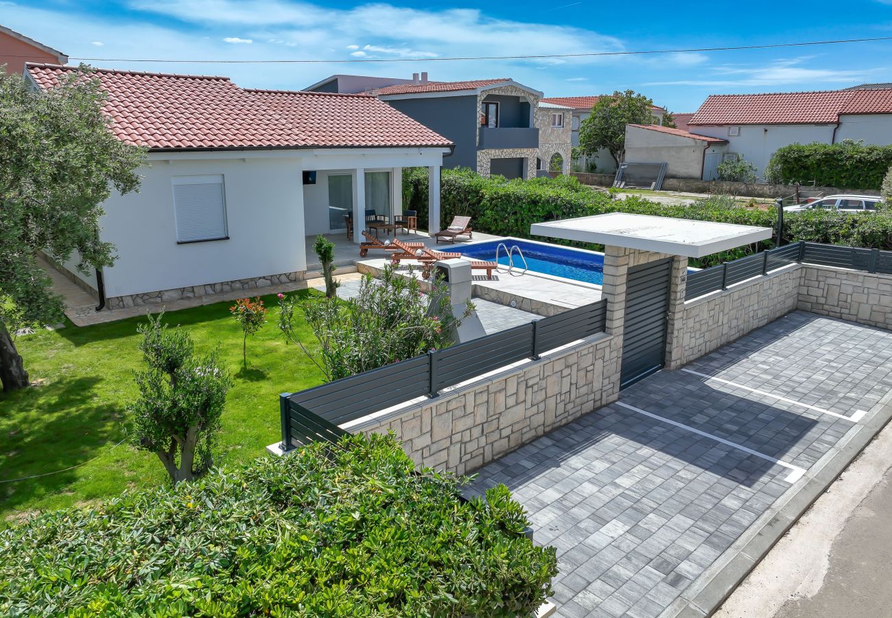 House in Vir - Holiday Home Jandro with Pool