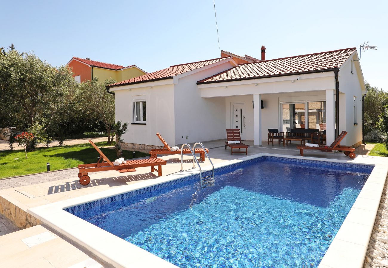 House in Vir - Holiday Home Jandro with Pool