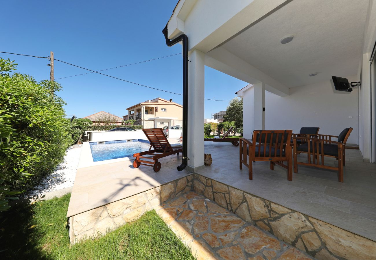 House in Vir - Holiday Home Jandro with Pool