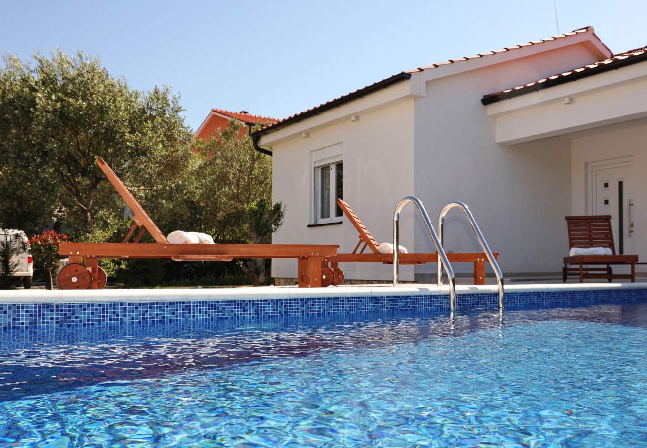 House in Vir - Holiday Home Jandro with Pool