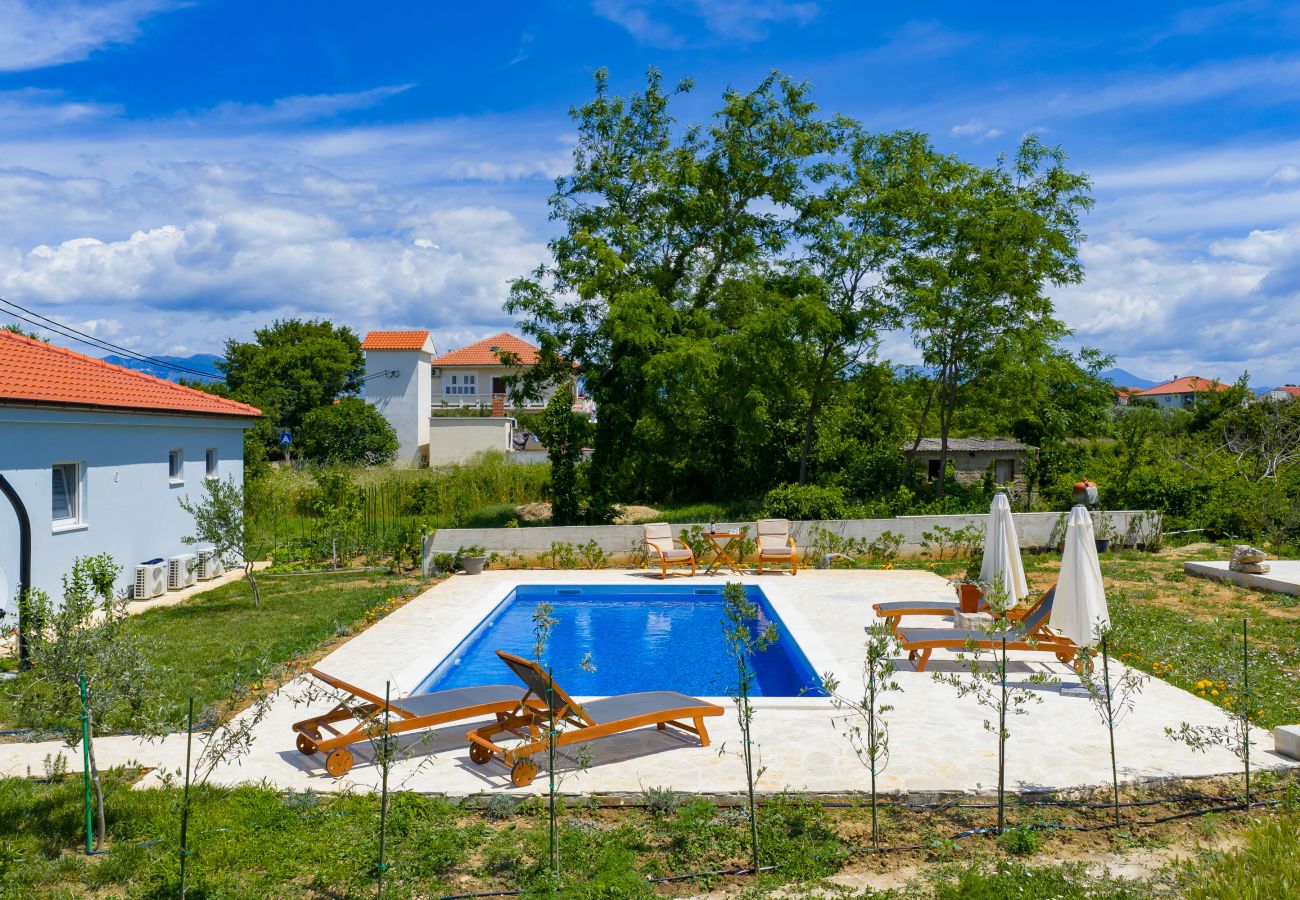 House in Vrsi - Holiday Home Pomalo with Pool