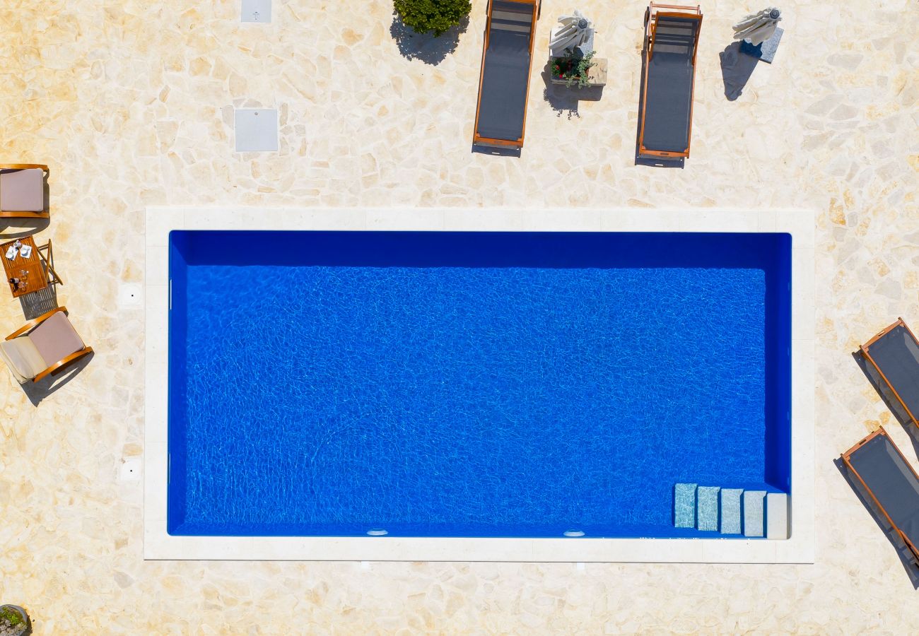 House in Vrsi - Holiday Home Pomalo with Pool