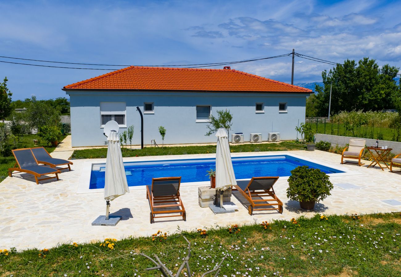 House in Vrsi - Holiday Home Pomalo with Pool